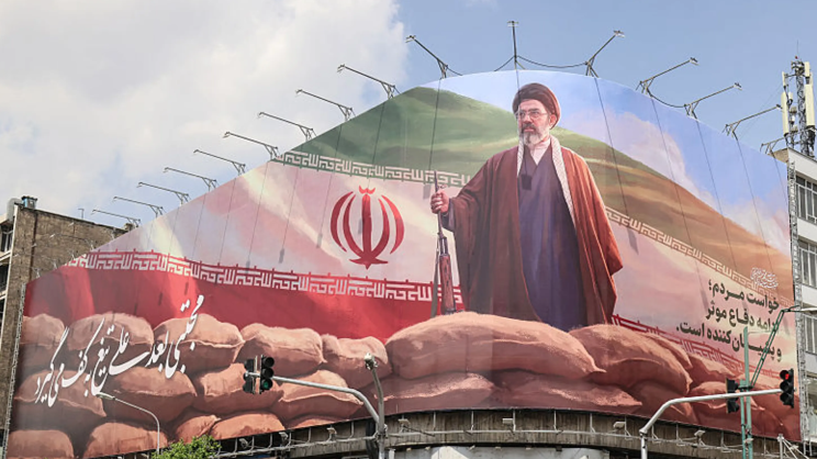  তেহরান স্কয়ারে ইরানি নতুন সর্বোচ্চ নেতা মোজতবা খামেনির বিশাল বিলবোর্ড। ১৯ এপ্রিল, ২০২৬। ছবি: এএফপি