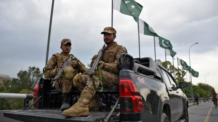 ইসলামাবাদে নিরাপত্তা টহল জোরদার। ছবি: রয়টার্স