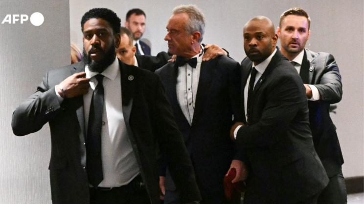 হোয়াইট হাউস করেসপন্ডেন্টস ডিনারে হামলার ঘটনায় ট্রাম্প প্রশাসনের শীর্ষ কর্মকর্তাদের সরিয়ে নেওয়া হচ্ছে। ছবি: এএফপি