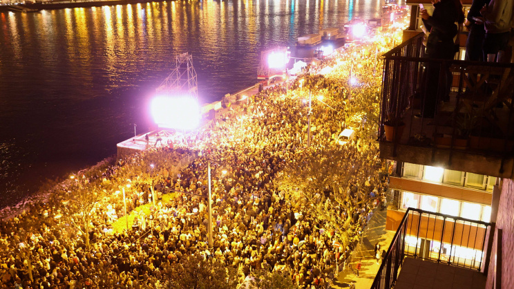 অরবানের পরাজয়ে বুদাপেস্টে উৎসব। ছবি: রয়টার্স