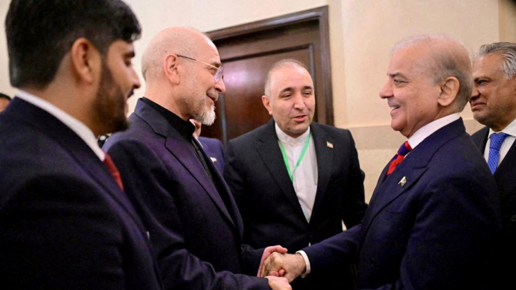 ইরানের স্পিকার বাঘের গালিবাফের সঙ্গে করমর্দন করছেন শেহবাজ। ছবি: রয়টার্স