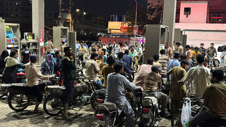 করাচির পাম্পে বাইকের সারি। ছবি: রয়টার্স