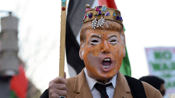 হোয়াইট হাউসের বাইরে ট্রাম্পের বিরুদ্ধে বিক্ষোভ। ছবি: রয়টার্স