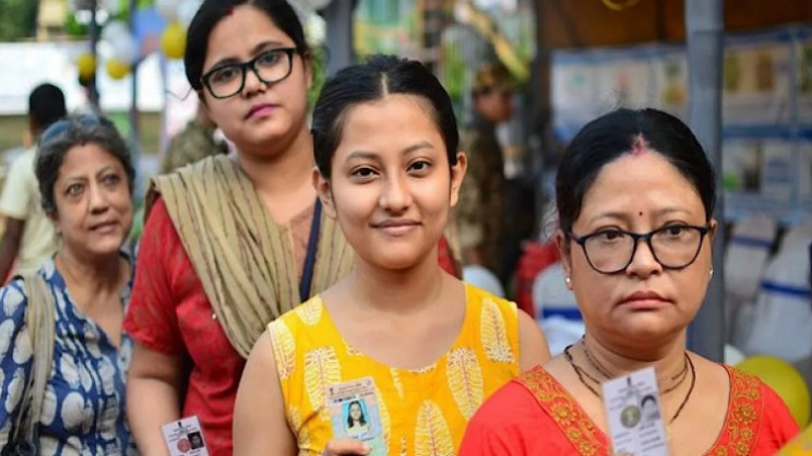 সব বয়সী মানুষ বিপুল উৎসাহে ভোট দেন। ছবি: স্টেটসম্যান