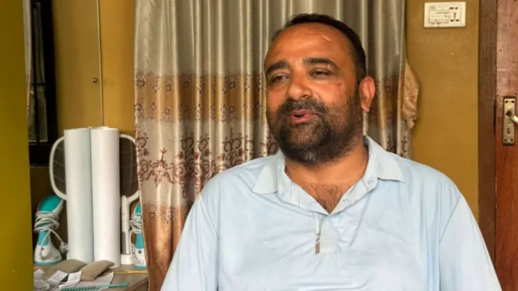 নেপালের নুয়াকোটের ত্রিভুবন ত্রিশূলী মাধ্যমিক বিদ্যালয়ের প্রধান শিক্ষক রাজেন্দ্র দাওয়াদি। ছবি: বিবিসি