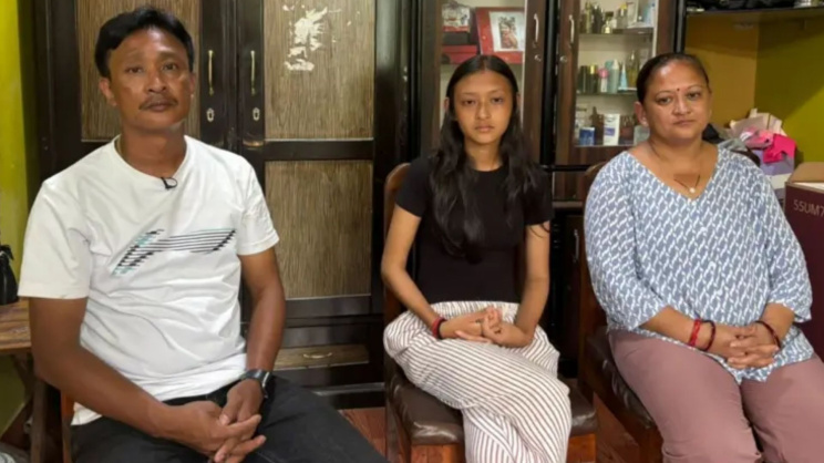 শিক্ষার্থী ইউনিশা (মাঝে) ও তার মা-বাবা। ছবি: বিবিসি
