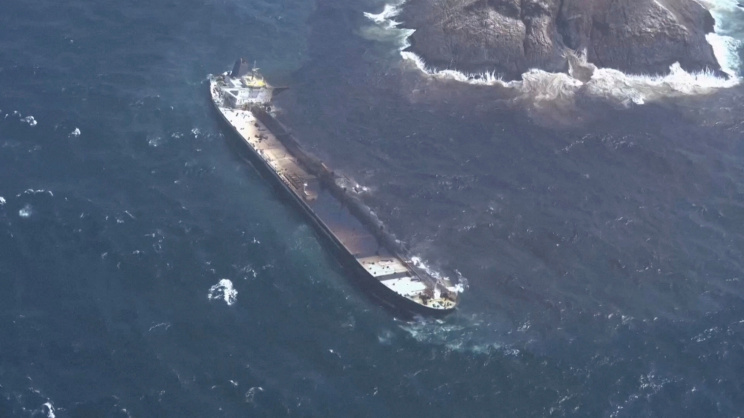 MIDEAST-GULF-SHIPPING-SPILL