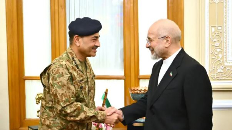 ২০২৬ সালের এপ্রিলে ইরান সফরে স্পিকার বাঘের গালিবাফের সঙ্গে দেখা করেন আসিম মুনির। ফাইল ছবি: ডন