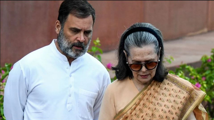 ছেলে রাহুলের সঙ্গে সোনিয়া। ফাইল ছবি: সংগৃহীত