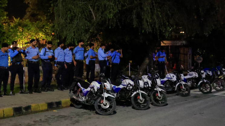 হাসপাতালের আশেপাশে ৮০০ পুলিশ মোতায়েন করা হয়। ছবি: রয়টার্স