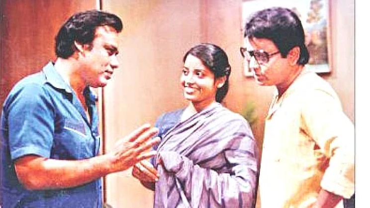 এই সব দিনরাত্রি নাটকে বুলবুল আহমেদ ও ডলি জহুরকে দৃশ্য বুঝিয়ে দিচ্ছেন মুস্তাফিজুর রহমান। ছবি: সংগৃহীত