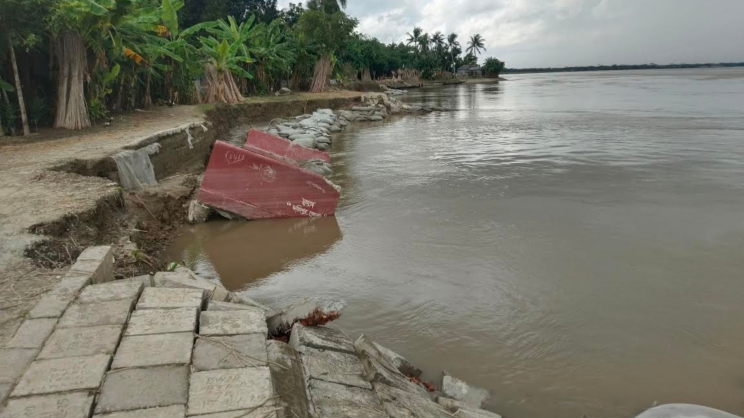 ফরিদপুর বাঁধ ধস