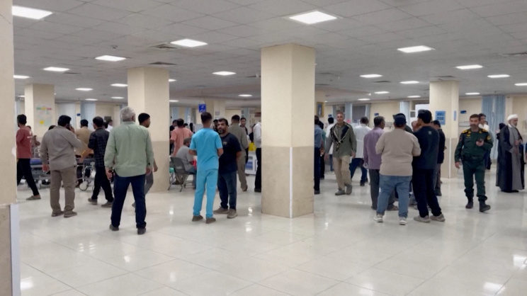 ইরানের বিয়ের অনুষ্ঠানে মার্কিন হামলায় আহতদের খবর পেতে হাসপাতালে আত্মীয় পরিজনরা ভীড় জমান। ছবি: রয়টার্স