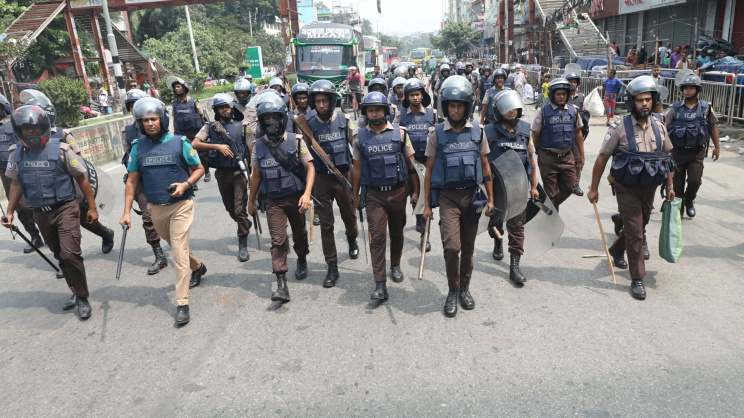 মিরপুরে পুলিশের অবস্থান