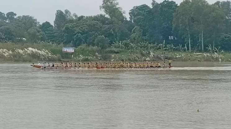 কালীগঙ্গায় নৌকাবাইচে অংশ নিচ্ছে ২২টি নৌকা। ছবি: সংগৃহীত