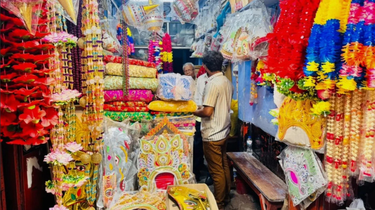 শাঁখারীবাজারে দুর্গা প্রতিমার সাজসজ্জার সরঞ্জামের দোকানে কেনাকাটা চলছে। ছবি: রাকিব মাদবর