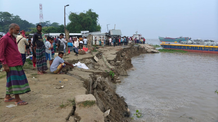 পদ্মা তীররক্ষা বাঁধে ভাঙনে ঝুঁকির মুখে সুরেশ্বর মাছ বাজার। ছবি: স্টার