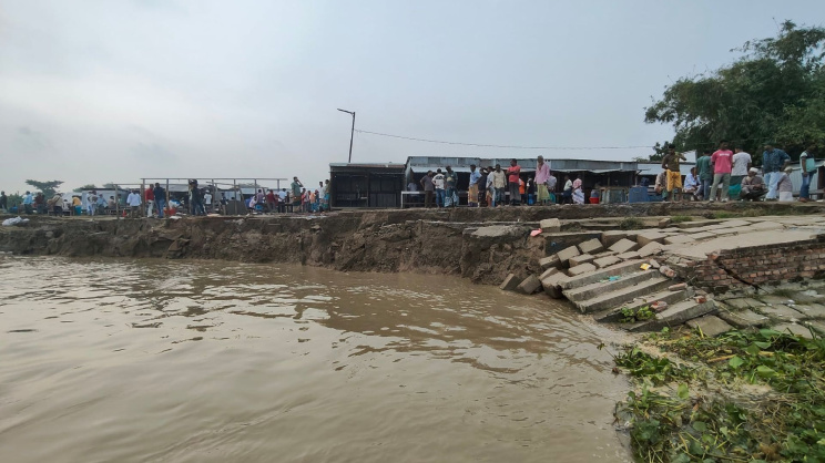পদ্মার ডান তীররক্ষা বাঁধে ভাঙন। ছবি: স্টার