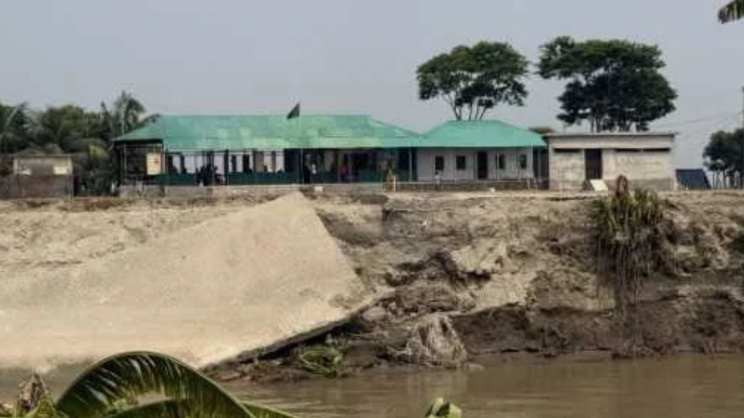 পদ্মার ভাঙনের কবলে আলম খান কান্দি গ্রামের ১২২নং আলতাফ হোসেন খান সরকারি প্রাথমিক বিদ্যালয়। ছবি: জাহিদ হাসান