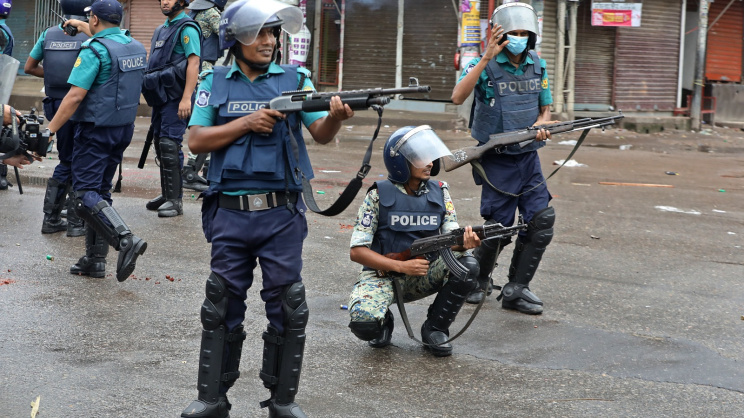 মারণাস্ত্র ও অন্যান্য অস্ত্র হাতে পুলিশ ও পুলিশের সশস্ত্র ব্যাটালিয়ন। ছবি: আনিসুর রহমান/স্টার  