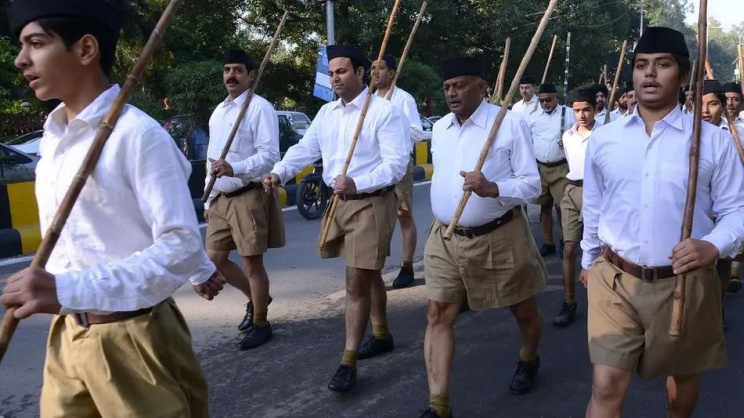 আরএসএসের সদস্যদের লাঠি মিছিল। ফাইল ছবি: রয়টার্স