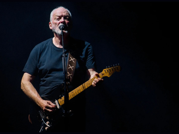 ‘ব্ল্যাক স্ট্র্যাট’ নামের ফেন্ডার স্ট্র্যাটোক্যাস্টার বাজাচ্ছেন ডেভিড গিলমোর। ছবি: সংগৃহীত