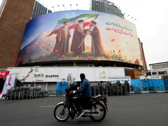 তেহরানের একটি বিলবোর্ডে দেশটির তিন প্রজন্মের নেতার প্রতীকী চিত্রায়ন। ছবি: রয়টার্স