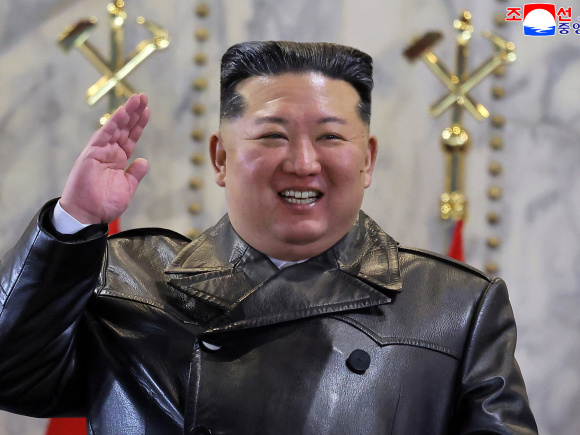 ক্ষমতাসীন দলের কুচকাওয়াজে কিম জং উন। ছবি: রয়টার্স