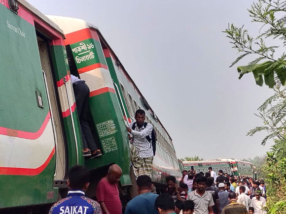 নীলসাগর এক্সপ্রেস লাইনচ্যুত