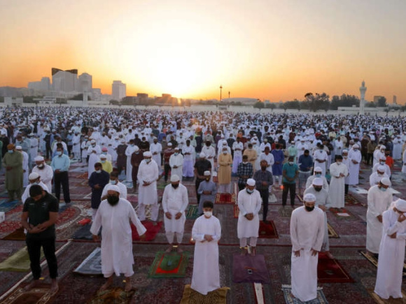 দুবাইয়ে ঈদগাহ-এ ঈদের নামাজ আদায় করছেন মুসুল্লিরা। ফাইল ছবি: এএফপি