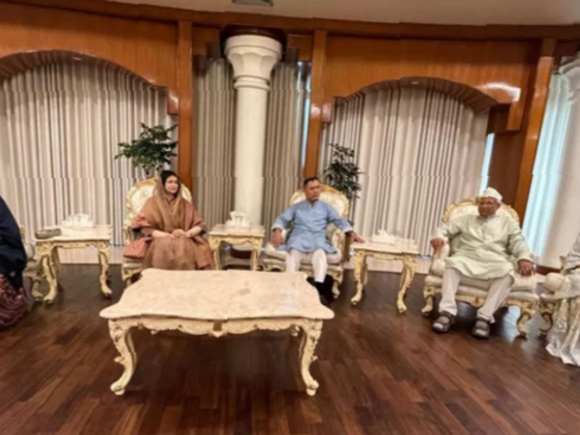 বিদেশী কূটনীতিকদের সঙ্গে প্রধানমন্ত্রীর শুভেচ্ছা বিনিময়।