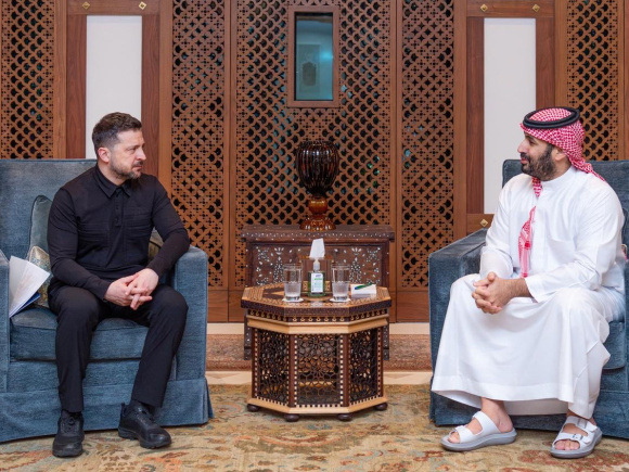 ইউক্রেনের প্রেসিডেন্ট জেলেনস্কির সঙ্গে সৌদি যুবরাজ বিন সালমানের বৈঠক। ছবি: রয়টার্স