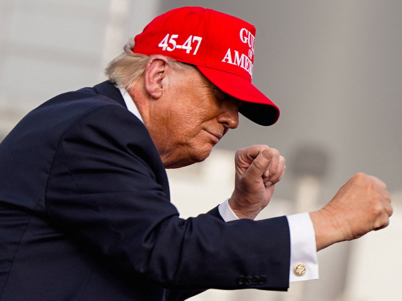 নাচের ভঙ্গিতে মার্কিন প্রেসিডেন্ট ট্রাম্প। ছবি: রয়টার্স