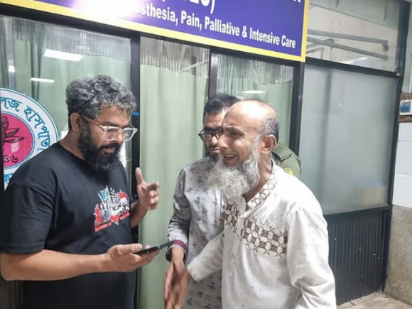 হাসপাতালের মর্গের সামনে আহাজারি করছেন রাকিব আহমেদের বাবা তারিকুল ইসলাম খোকন। ছবি: প্রথম আলো