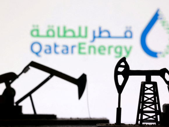 থ্রিডি ব্যাকগ্রাউন্ডে কাতারএনার্জির লোগো। ছবি: রয়টার্স