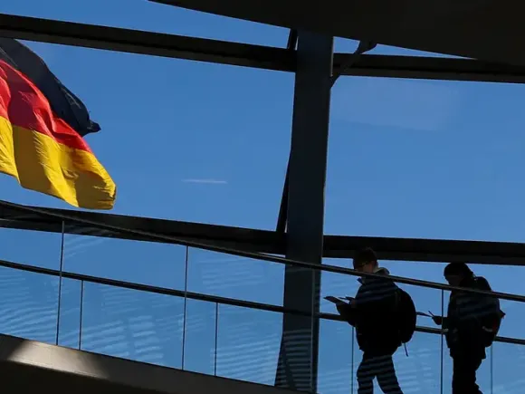 এ সমীক্ষায় প্রায় ২১% অংশগ্রহণকারী বলেছেন, আরো উন্নত জীবনের সন্ধানে তারা জার্মানি ছেড়ে যাওয়ার পরিকল্পনা করছেন ৷ প্রতীকী ছবি: ডয়চে ভেলে