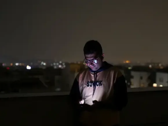 ছাদে উঠে ইন্টারনেট সংযোগ পাওয়ার চেষ্টা করছেন ইরানী নাগরিক ফরহাদ। ফাইল ছবি: এএফপি (১৫ মার্চ, ২০২৬)