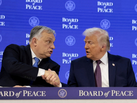 হাঙ্গেরির সদ্য বিদায়ী প্রধানমন্ত্রী ভিক্তর অরবান ও মার্কিন প্রেসিডেন্ট ডোনাল্ড ট্রাম্প। ফাইল ছবি: রয়টার্স