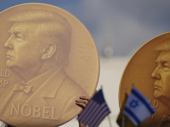 ট্রাম্পের ছবি হাতে ইসরায়েলের তেল আবিবে মার্কিন দূতাবাসের বাইরে বিক্ষোভ। ২ সেপ্টেম্বর, ২০২৫। ছবি: সংগৃহীত