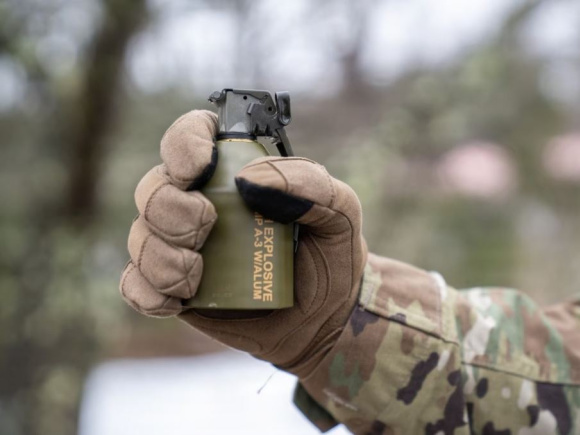মার্কিন সেনার হাতে নতুন এম১১১ গ্রেনেড। ছবি: মার্কিন সেনাবাহিনীর ওয়েবসাইট