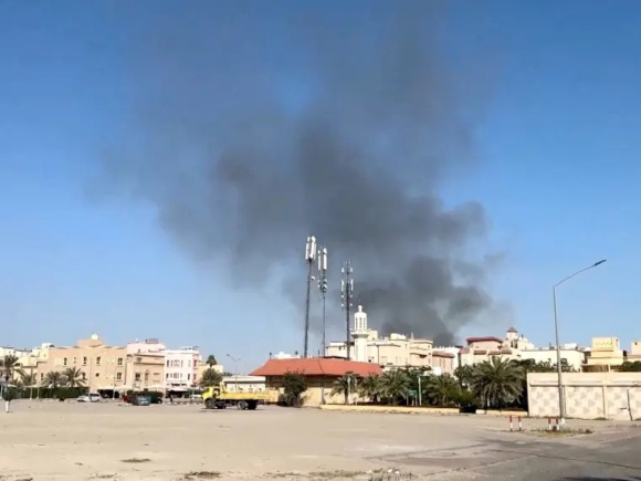 কুয়েতের পোর্ট অব শুয়াইবায় ইরানের ড্রোন হামলা। ছবি: রয়টার্স