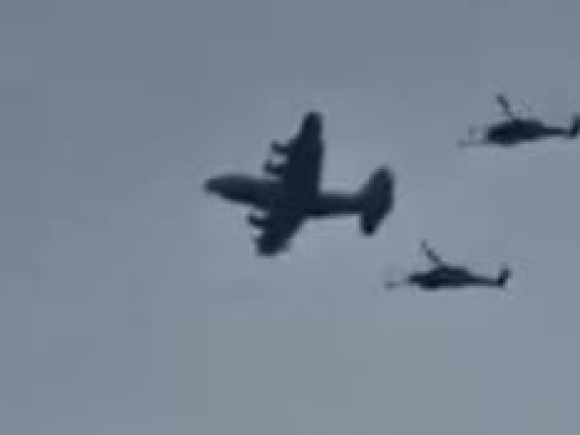 ভূপাতিত বিমানের পাইলটকে উদ্ধারে হেলিকপ্টার ও বড় উড়োজাহাজ নিয়ে অভিযান চালাচ্ছে যুক্তরাষ্ট্র। ইরানের রাষ্ট্রীয় টেলিভিশনে প্রচার করা ফুটেজ থেকে নেওয়া ছবি।