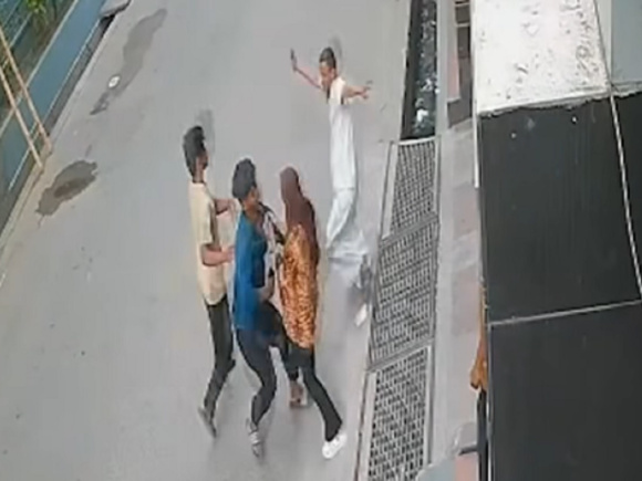 বাবার সামনে থেকে মেয়েকে অপহরণ