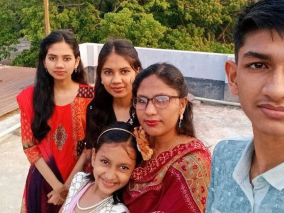 মা ও তিন বোনের সঙ্গে সিফাত। ছবি: সংগৃহীত