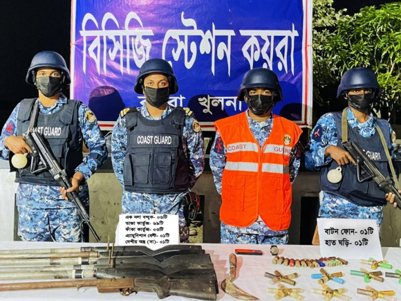 অভিযানে উদ্ধার করা অস্ত্র। ছবি: সংগৃহীত