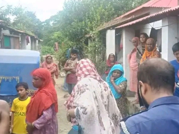 আখাউড়ার রুটি গ্রামে আওয়ামী লীগ নেতার দখলে থাকা সরকারি আশ্রয়ণ প্রকল্পের দুটি ঘর উদ্ধার। ছবি: স্টার