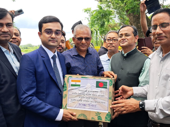 তারেক রহমানের জন্য কিউ জাতের আনারস উপহার পাঠিয়েছেন ত্রিপুরার মুখ্যমন্ত্রী। ছবি: স্টার