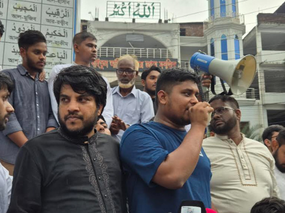 বক্তব্য দিচ্ছেন জাতীয় নাগরিক পার্টির (এনসিপি) দক্ষিণাঞ্চলের মুখ্য সংগঠক হাসনাত আবদুল্লাহ। ছবি: স্টার