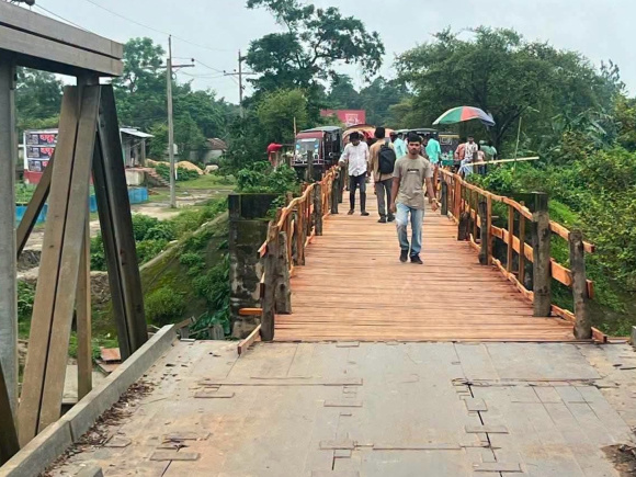  শনিবার কাঠের সেতুটি উদ্বোধন করা হয়। ছবি: স্টার