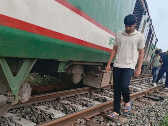 একতা এক্সপ্রেসের লাইনচ্যুত হওয়া বগি। ছবি: স্টার